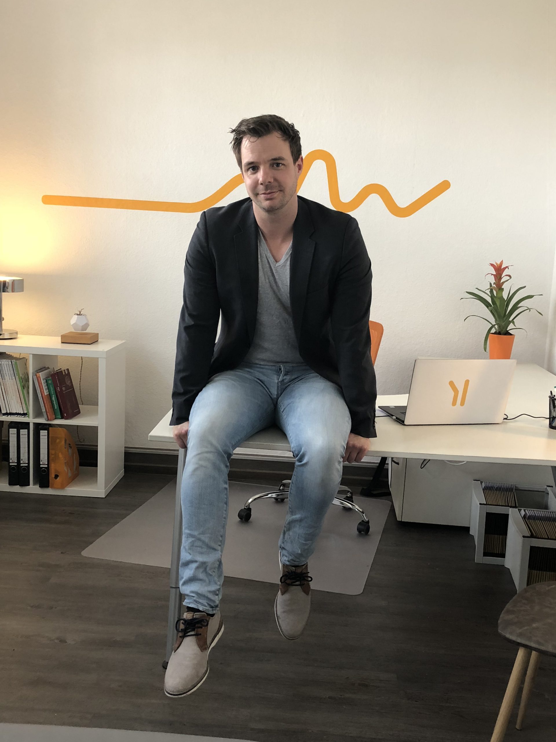 Sebastiaan auf Schreibtisch sitzend