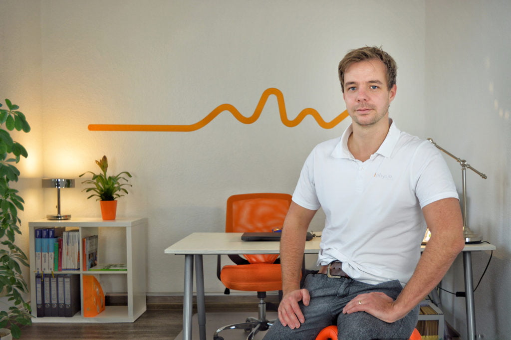 Sebastian van Dijk neben dem Schreibtisch